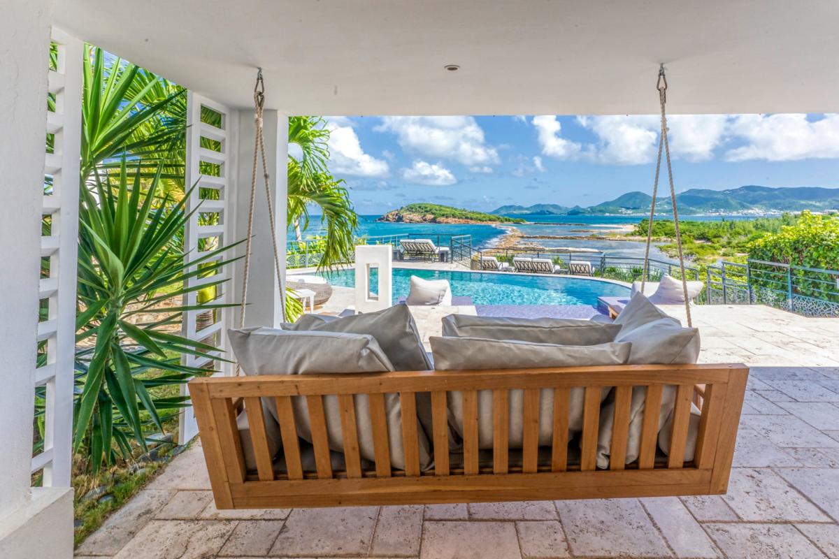 Villa rental in St Martin - Outdoor seating in front of the pool